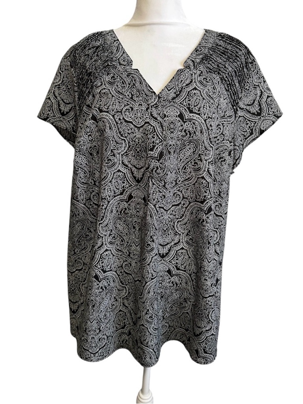 croft & barrow Black and White Paisley V-Neck Top size 1X